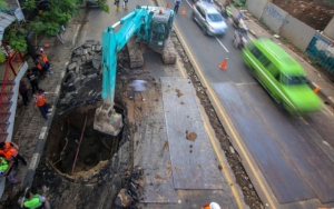 Pipa PDAM Bocor, Jalan Raya Daan Mogot Ambles 2 Meter