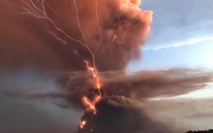 Pasangan Ini Menikah Saat Gunung Api Taal Erupsi, Latar Belakang 'Langit Berkilat' Tuai Decak Kagum