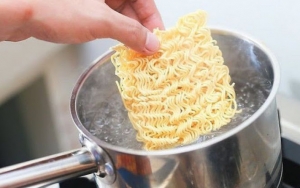 Viral Tukang Bakso Rebus Mie Instan Beserta Bungkusnya, Tuai Beragam Komentar Netizen