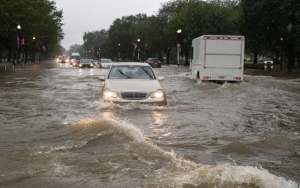 Hujan Deras Bikin Surabaya Terkepung Banjir, Ada Yang Capai Separuh Badan Mobil