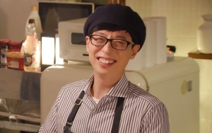 Hampir 50 Tahun Tapi Tetap Imut, Foto Yoo Jae Seok Saat Syuting 'Hangout with Yoo' Jadi Perbincangan