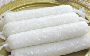 Usai Mie Instan Direbus Beserta Bungkusnya Viral, LIPI Kini Soroti Lontong Bungkus Plastik