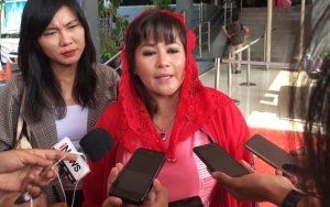 Dewi Tanjung Lapor Polisi Usai Dikasari Pendemo Pro Anies Baswedan
