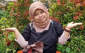 Rahmawati Kekeyi Santai Kalungkan Ular Besar di Leher, Netter Dibuat Gagal Paham Gara-Gara Ini