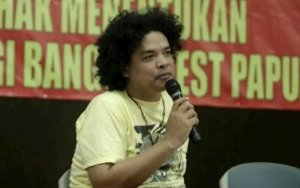 Aktivis Papua Ngotot Pakai Koteka di Sidang Surya Anta Ginting Cs