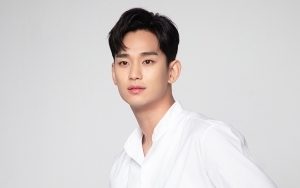 Kim Soo Hyun Foto Gokil Bareng Pasukan 'Gibah' di 'Crash Landing On You'