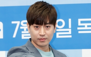Eric Shinhwa Pose Serius dan Pancarkan Kesan Seksi Saat Masak di Dapur 'Yoo Byul Na! Chef Moon'