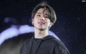 Usaha Mati-Matian Jimin Tak Terima Dibilang Punya Lengan Terpendek di BTS