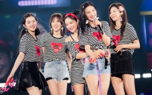 Gaya Berbeda Tiap Member Red Velvet Menuju Jepang Dipuji Habis-Habisan