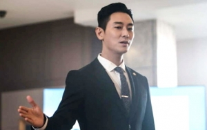 Joo Ji Hoon Berkarisma di Foto Adegan 'Hyena', Kemampuan Akting dan Aura Uniknya Dipuji Kru Produksi