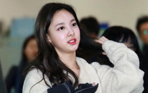 Dandanan Imut Nayeon Twice Tutupi Wajah di Bandara Bikin Prihatin