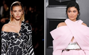 Hailey Baldwin Disebut Sembunyikan Kehamilan Seperti Kylie Jenner