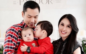 Sandra Dewi Dihadiahi Berlian Mahal Saat Imlek, Suami Gemes Tampan Pakai Merah
