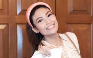 Ayu Dewi Main TikTok Bareng Kerabat, Ekspresi Semringah Suami Bikin Rekan-rekan Artis Kaget