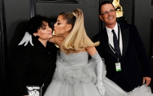 Grammy Awards 2020: Ariana Grande Cantik Pamer Gaun Raksasa Ditemani Ortu di Red Carpet