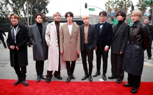 Grammy Awards 2020: Ikut Foto Bareng BTS, Co-CEO Big Hit Dikritik Tutupi Jungkook