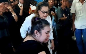 Nangis di Pemakaman, Putri Johny Indo Tersangka Investasi Bodong MeMiles Merasa Bersalah