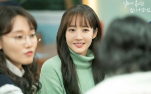 Visual Park Min Young di Poster 'I’ll Go To You When The Weather Is Nice' Bikin Terpukau