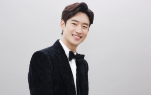 Lee Je Hoon Kenakan Rompi Anti Peluru dan Pasang Ekspresi Menegangkan di Poster 'Time To Hunt'