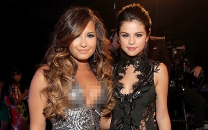 Selena Gomez Tulis Pesan Emosional untuk Demi Lovato