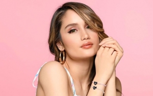 Cinta Laura Pakai Busana Tertutup Demi Fans Ngidam, Kecantikan Bak Gadis Timur Tengah Jadi Sorotan