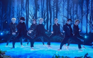 BTS Nyeker Berkostum Serba Hitam Perdana Tampilkan 'Black Swan' Di 'The Late Late Show'
