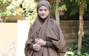 Cut Meyriska Semringah Diapit Dua Ibu Hamil, Isyaratkan Mengandung?
