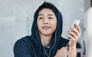 Foto Song Joong Ki Dirangkul Bule Cantik Bikin Fans Heboh