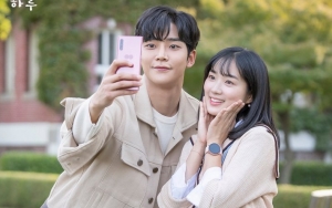 Rowoon dan Kim Hye Yoon Kepergok Ceria Jalan Bareng Syuting Variety Show Ini