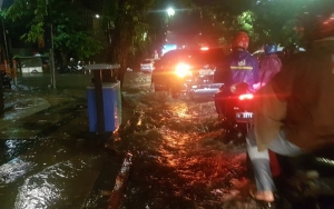 Banjir Rendam Surabaya Sampai Masuk ke RS, Jernihnya Genangan Disorot
