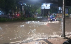 Hujan dan Banjir Kembali 'Lumpuhkan' Surabaya, Risma Lagi-lagi Turun Tangan 
