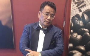 Hotman Paris Jadi Trending Karena Duduk Tenang Di Belakang Orang Salat Saat Takziah Ke Gus Sholah