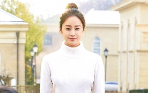 Kim Tae Hee Ngumpul Bareng Teman Hantu di Foto Adegan 'Hi Bye, Mama!', Ekspresinya Imut Banget!