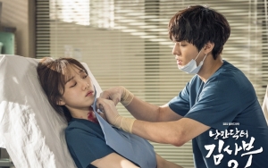 Ahn Hyo Seop Latihan Keras Jahit Leher Lee Sung Kyung di BTS 'Romantic Doctor, Teacher Kim 2'
