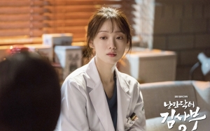 Lee Sung Kyung Ceria Gandeng Para Pemain Cowok 'Romantic Doctor, Teacher Kim 2'