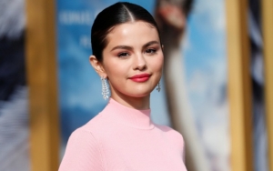 Pakai Mini Dress, Tampilan Selena Gomez di Hollywood Beauty Awards Ini Dipuji Cantik Maksimal