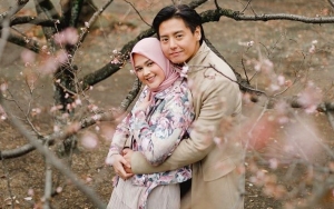 Roger Nangis Saat Pegang Kakbah Hingga Pulang Umrah Disambut Cut Meyriska Bikin Terharu