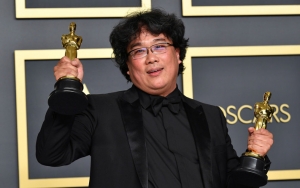 Oscar 2020: 'Parasite' Cetak Sejarah, Bong Joon Ho Cekikikan Pandangi Piala Jadi Hot Topic