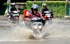 Kreativitas Pengendara Motor Lewati Banjir di Sunter Tuai Decak Kagum