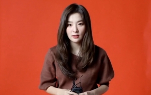 Biasa Tomboy, Gaya Feminin Seulgi Red Velvet Umbar Paha Tuai Pujian Selangit