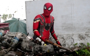 Punya Tujuan Mulia, Aksi 'Spiderman' di Sulsel Bersihkan Sampah Disorot Media Asing