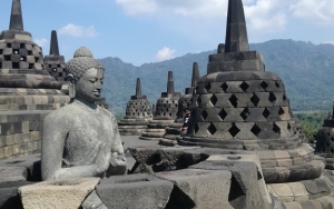 Hasil gambar untuk gambar candi borobudur kena permen karet