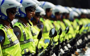 Aksi Polisi Jakbar Gendong Pria yang Kena Serangan Jantung ke Rumah Sakit Bikin Terharu