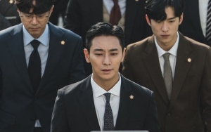 Joo Ji Hoon Tampil Percaya Diri dan Serius Saat Bekerja di Foto Adegan 'Hyena'