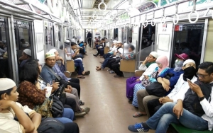 Viral Aksi Pria Tak Dikenal Kasari Penumpang Wanita di KRL, Bikin Kesal Warganet