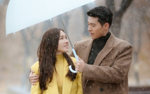Hyun Bin dan Son Ye Jin Beri Salam Perpisahan di Lokasi Syuting 'Crash Landing On You'