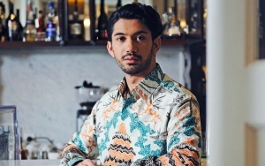 Reza Rahadian Jadi Sorotan Saat Ikut Angkat Keranda Jenazah Ashraf Sinclair