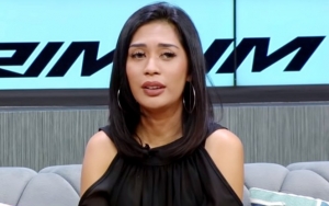 Sempat Dikabarkan Belum Tentu Hadir, Karen Idol Melihat Pembongkaran Makam Anaknya dari Kejauhan