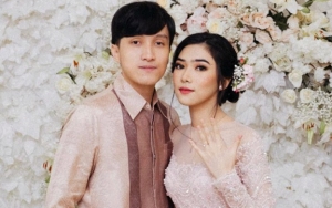  Isyana Sarasvati dan Suami Kompak Tiru Dance BTS 'Boy With Luv', Tuai Respons Tak Terduga