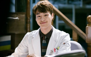 Tampan dan Keren, Intip Cerianya Yang Se Jong di Lokasi Syuting 'Romantic Doctor, Teacher Kim 2'